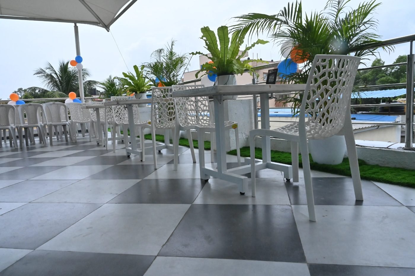 Rooftop caf&eacute; seating